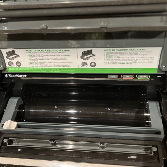 FoodSaver Vacuum sealer machine with foodsaver containers included, Bundle DEAL! - Picture 7 of 16